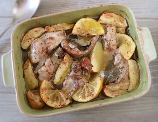 Conejo al horno con manzana y limón