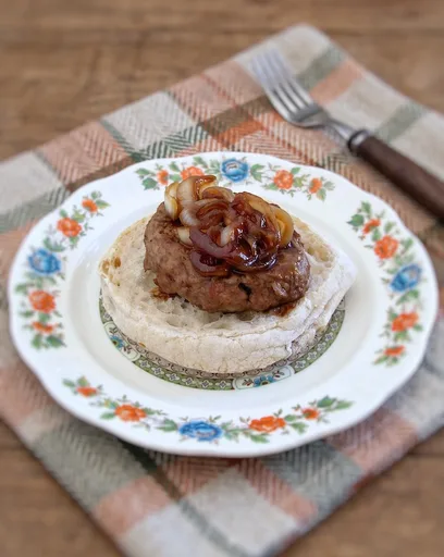 Hamburguesas caseras con cebolla caramelizada