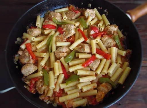 Pasta con cerdo y pimientos