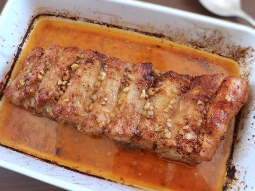 Costillar de cerdo asado con limón y ajo