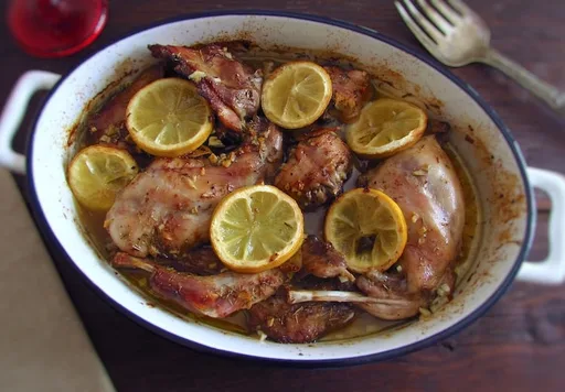 Conejo asado al limón