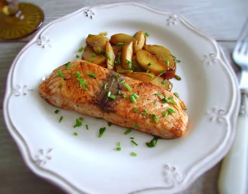 Salmón con manzana caramelizada