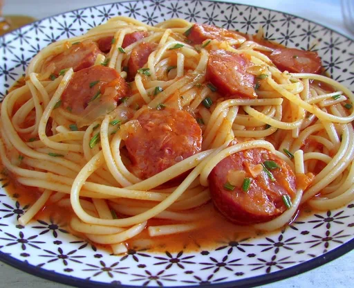 Espaguetis con chorizo portugués