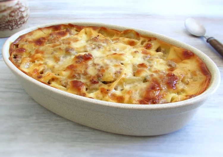 Tagliatelle with minced meat and pineapple in the oven