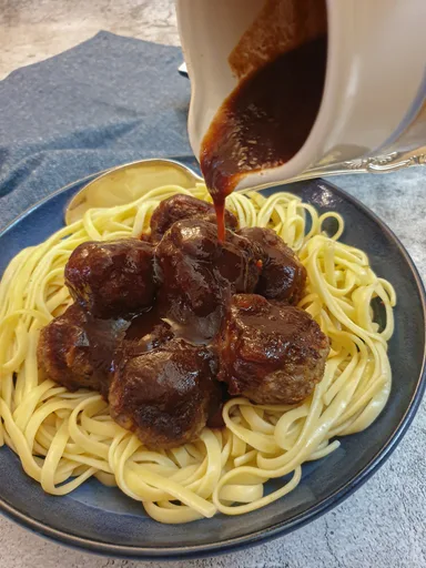 Best barbeque sauce (served with meatballs)