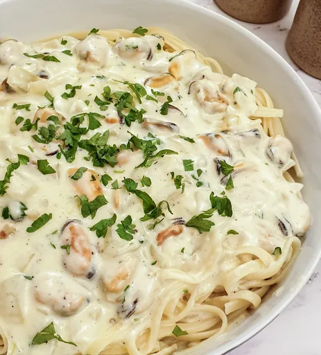 Pasta cremosa con mejillones - una cena rápida y fácil