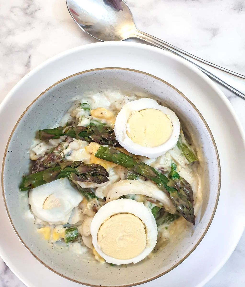 Egg and asparagus salad