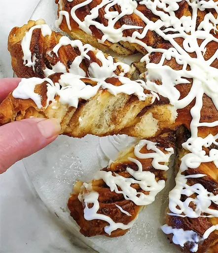 Fruit mincemeat star bread - a tear and share Christmas Chelsea Bun