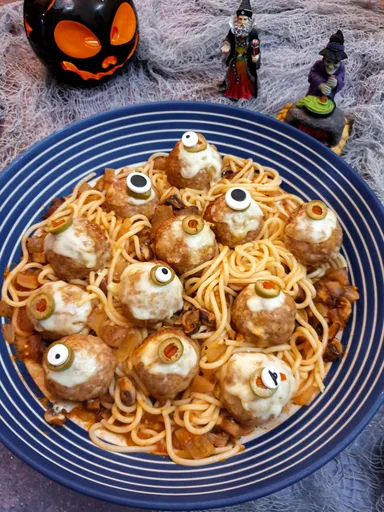Halloween worms and eyeballs (meatballs and spaghetti)