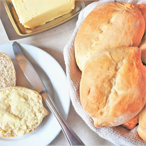Crusty Portuguese rolls (papo secos)