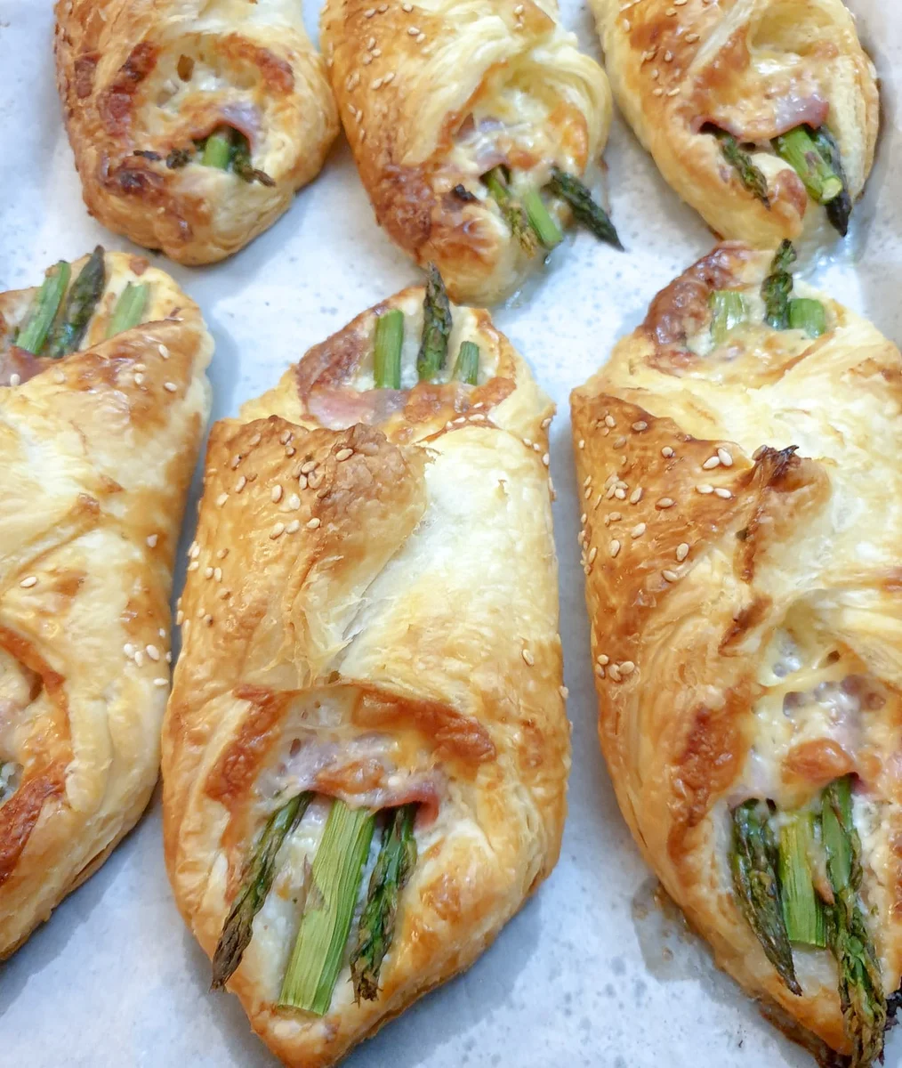 Puff pastry asparagus and ham wraps with cheese