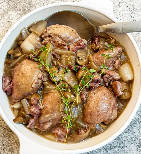 Coq au vin en olla de cocción lenta