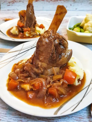 Slow-cooker lamb shanks in red wine gravy