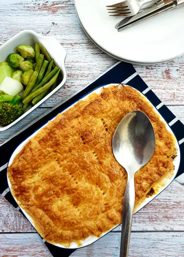 Pastel de ternera y champiñones con hojaldre crujiente