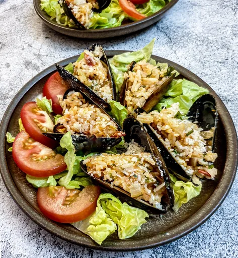 Mejillones rellenos de arroz y tomate