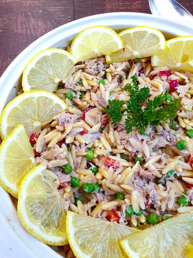 Ensalada de pasta con atún y limón