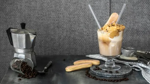 Affogato s dalgona pěnou – káva se zmrzlinou a sladkou kávovou čepicí