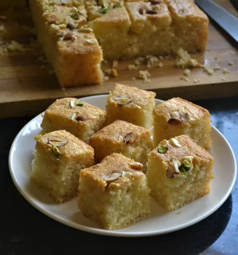 Receta de pastel de sémola y mawa sin huevo al estilo panadería Iyengar