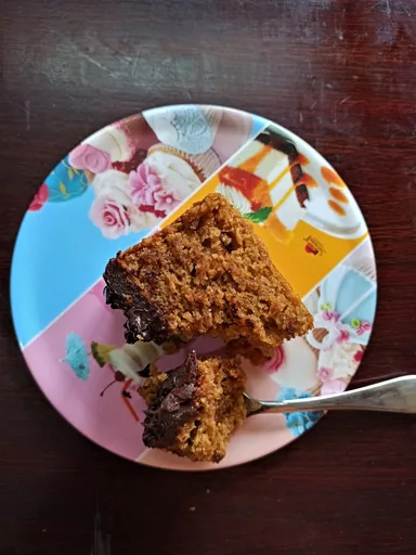 Pastel integral de naranja sin huevo con glaseado de chocolate