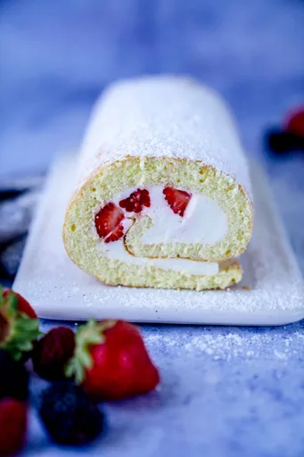 Biskuitrolle mit Beeren