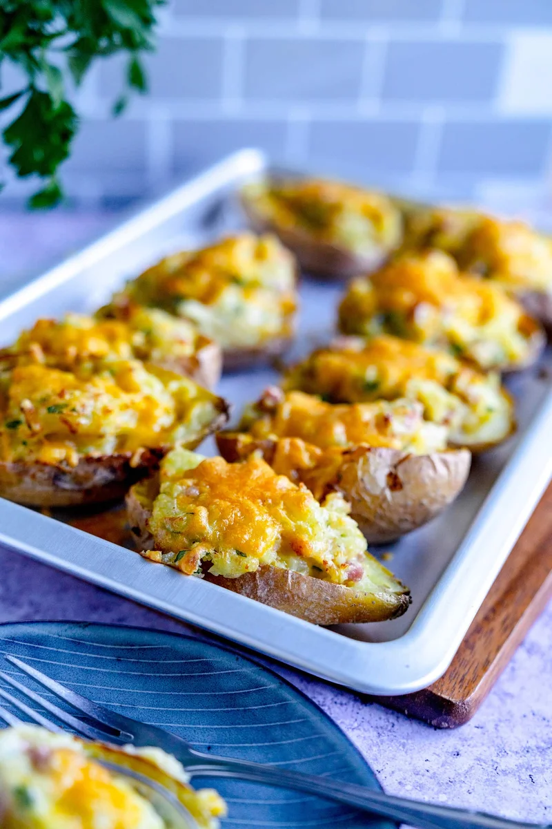 Gefüllte Ofenkartoffel mit Schinken und Käse