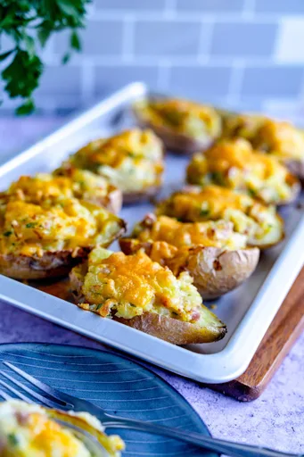 Gefüllte Ofenkartoffel mit Schinken und Käse