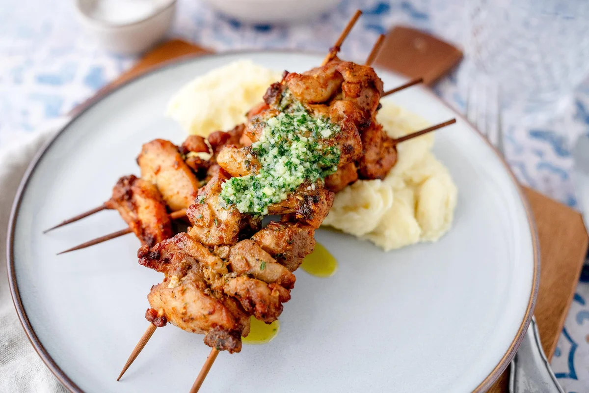 Hähnchenspieße aus der Heißluftfritteuse mit Knoblauch-Parmesan-Butter