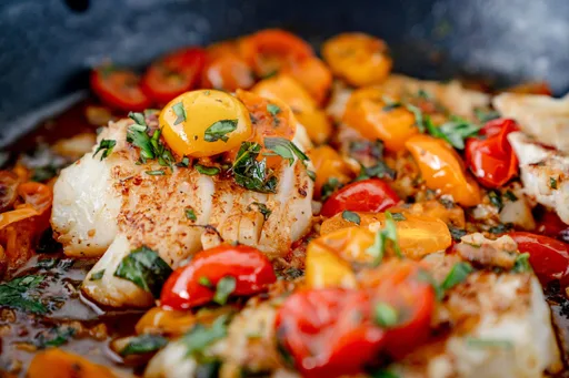 Bacalao en salsa de tomate y albahaca: Pesce all acqua Pazza