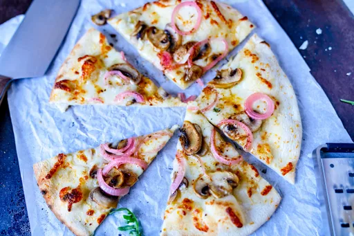 Pizza Bianco mit eingelegten roten Zwiebeln und Champignons
