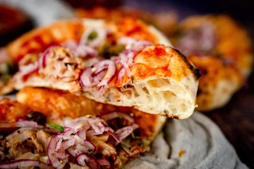 Pizza Tonno mit Zwiebelsalat und frittierten Kapern