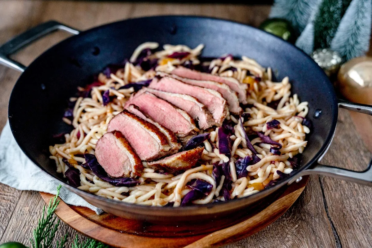 Spätzle-Rotkohl-Pfanne mit Entenbrust