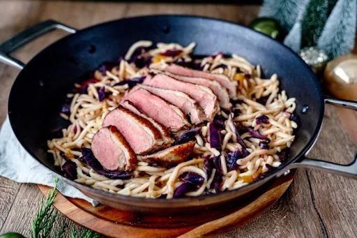 Spätzle-Rotkohl-Pfanne mit Entenbrust