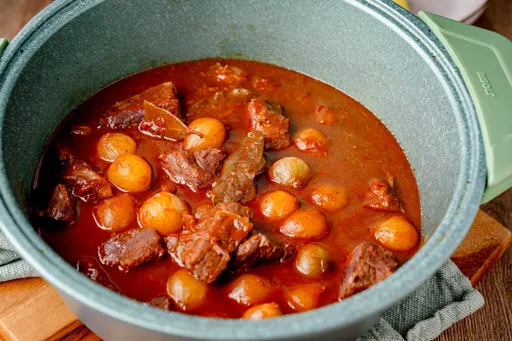 Stifado mit Perlzwiebeln aus dem Ofen