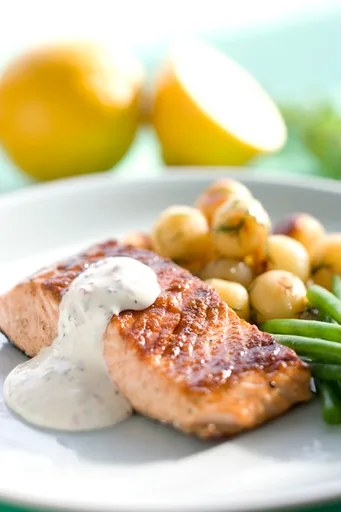 Salmón a la parrilla con salsa fría de mostaza