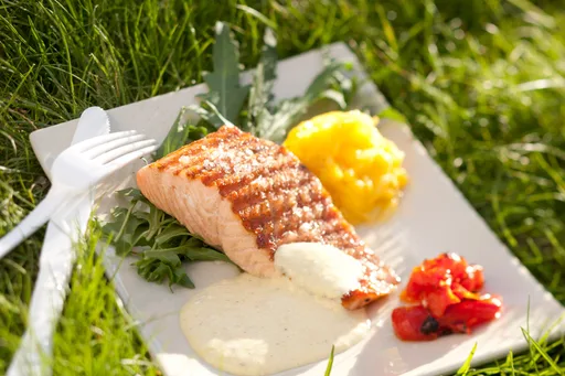 Salmón a la parrilla con salsa de mango