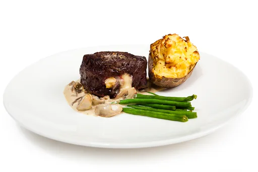 Solomillo de ternera relleno de camembert, salsa de setas silvestres y patatas rellenas