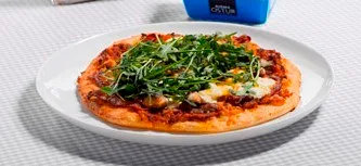 Pizza con beicon, champiñones, queso crema y rúcula