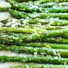 Espárragos al horno con limón y parmesano
