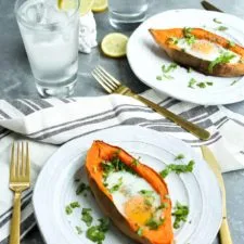 Huevos al horno con espinacas en patatas dulces