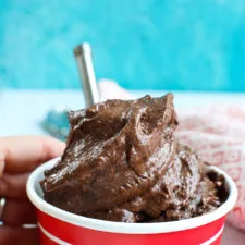 Helado saludable de chocolate y mantequilla de cacahuete