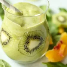 Batido verde de melocotón y kiwi