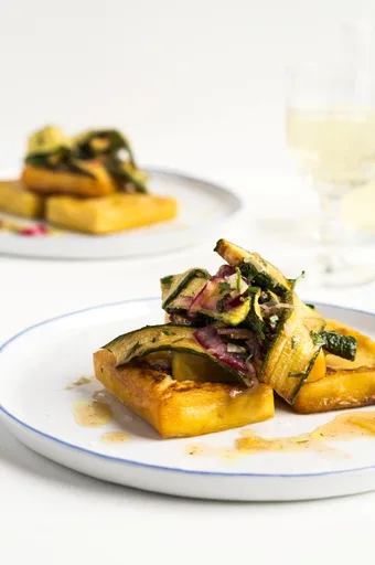 Tortitas de garbanzo con calabacín marinado