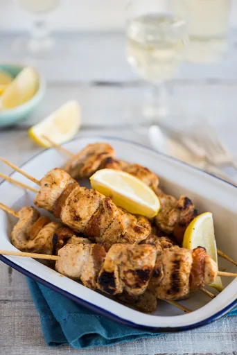Brochetas de pollo marinado