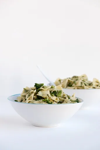 Ensalada de pasta con salsa verde