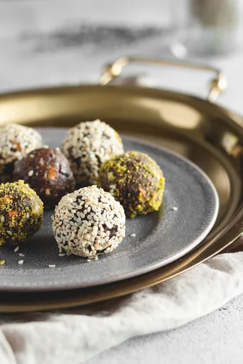 Bolitas energéticas de dátiles, cardamomo y tahini