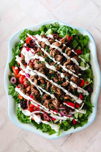 Ensalada de Pollo Shawarma con Salsa Blanca