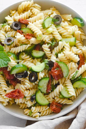 Ensalada de pasta mediterránea vegana