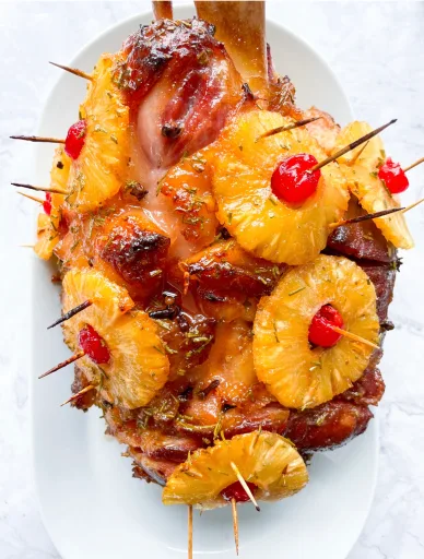 Jamón glaseado con romero y piña