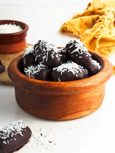 Dátiles cubiertos de chocolate negro con crema de almendras