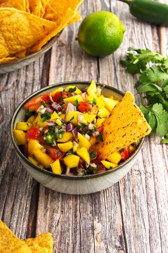 Salsa Fresca de Mango y Jalapeño